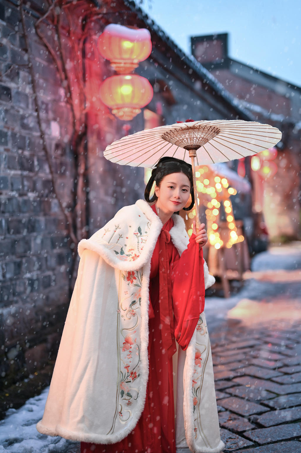 撑着油纸伞的汉服少女精选图片