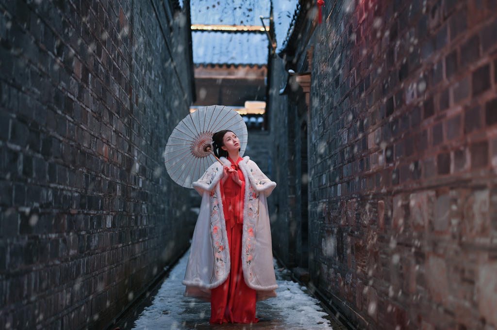 撑着油纸伞的汉服少女精选图片