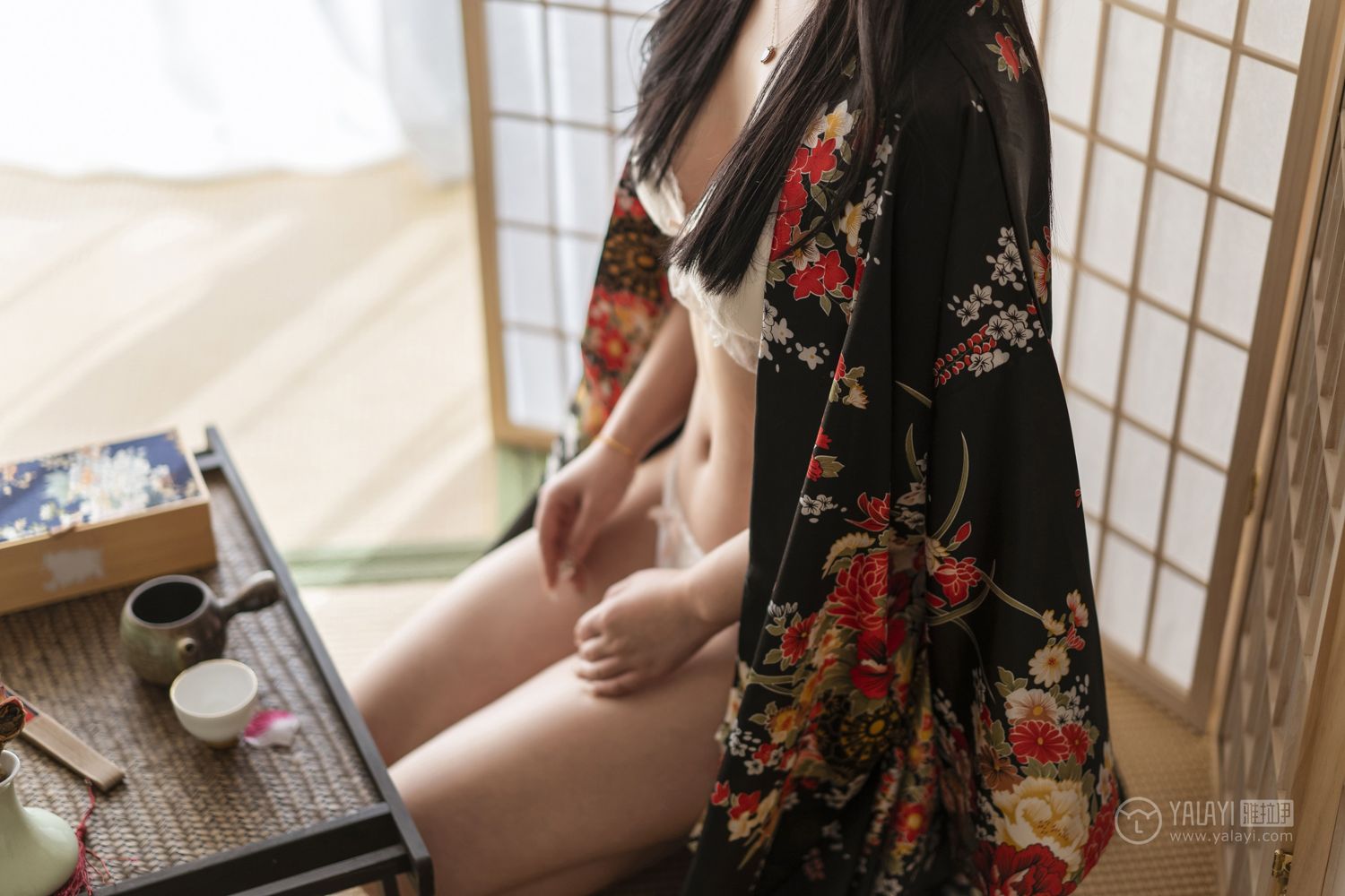 和服美女白色内衣半裸上阵丰满乳房性感美腚写真