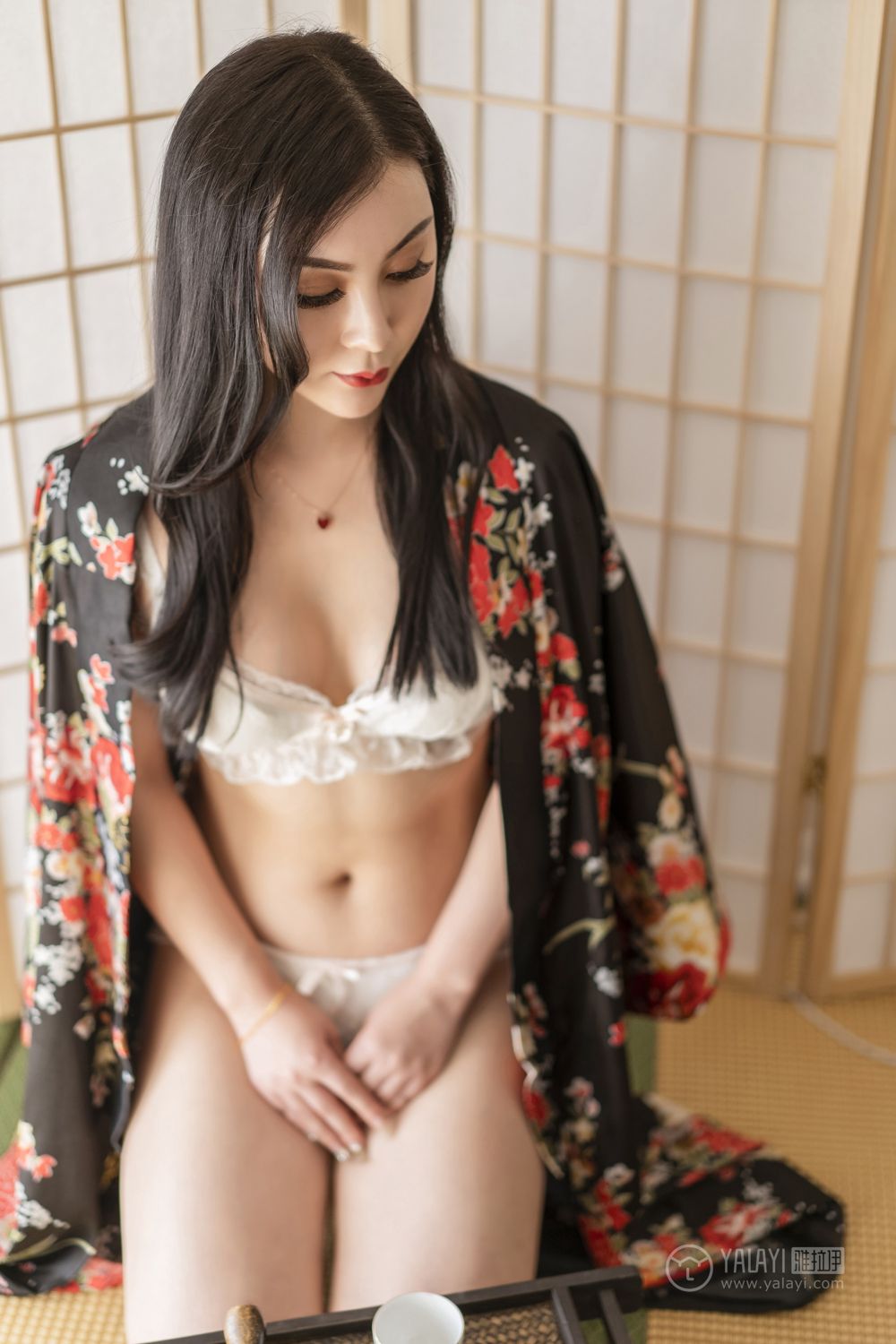 和服美女白色内衣半裸上阵丰满乳房性感美腚写真