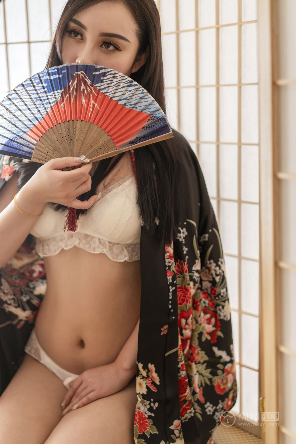 和服美女白色内衣半裸上阵丰满乳房性感美腚写真