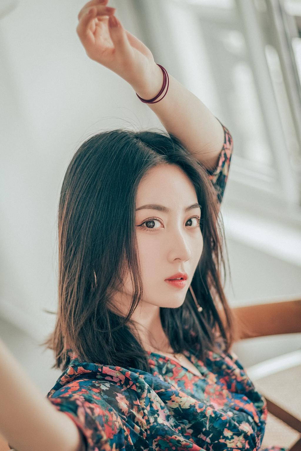 性感甜美妹子性感秀大胸