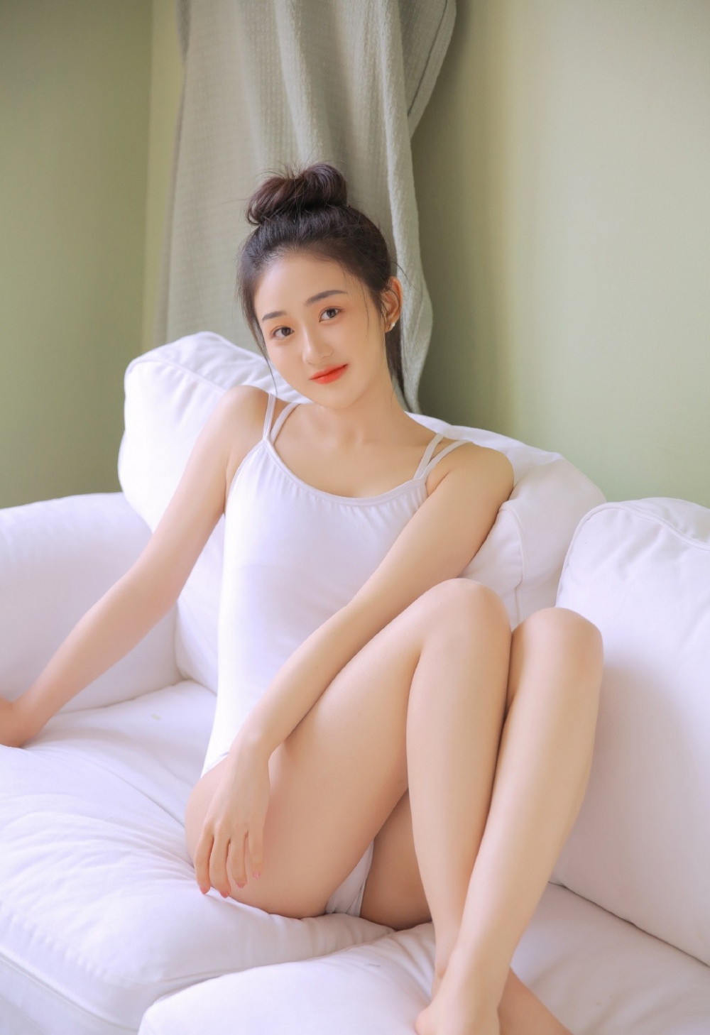 吊带连体衣美少女美腿翘臀套图