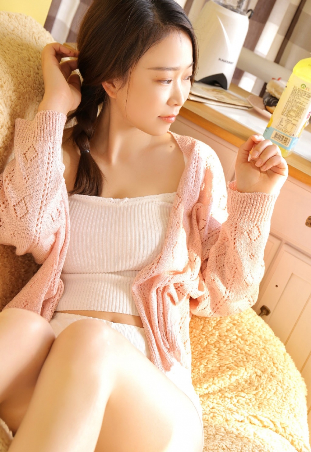身高腿长的漂亮妹子居家媚态横生性感美女写真