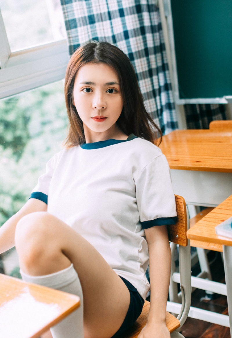 体操服学生妹白丝美腿教室图片