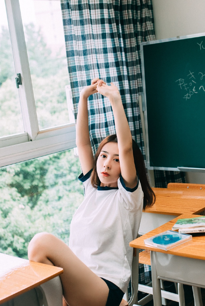 体操服学生妹白丝美腿教室图片