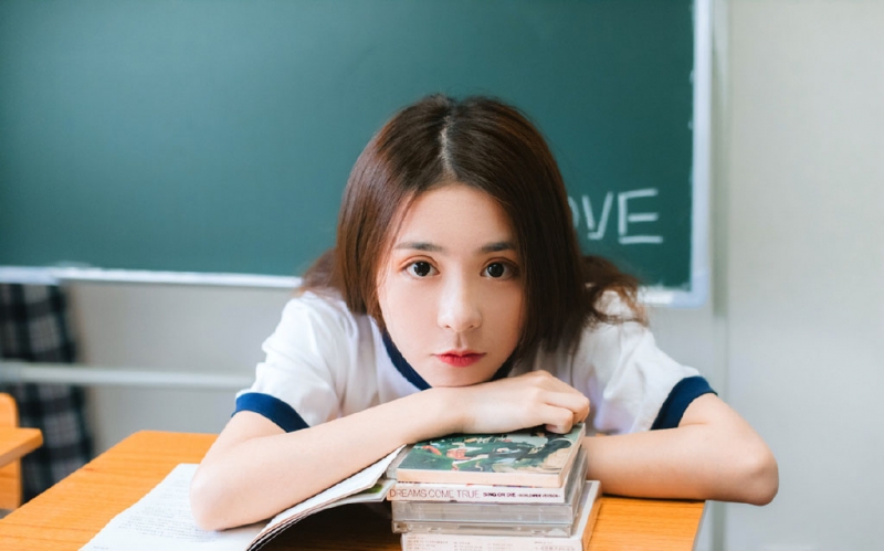 体操服学生妹白丝美腿教室图片