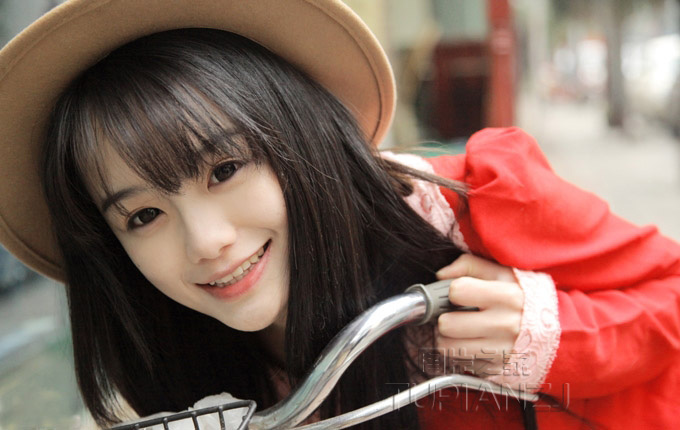 清纯90后红衣少女 甜美的犹如蜜糖一般