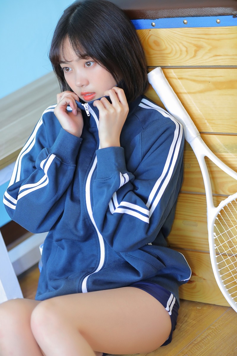 白嫩美女休闲运动装齐肩短发修长美腿室内个人写真