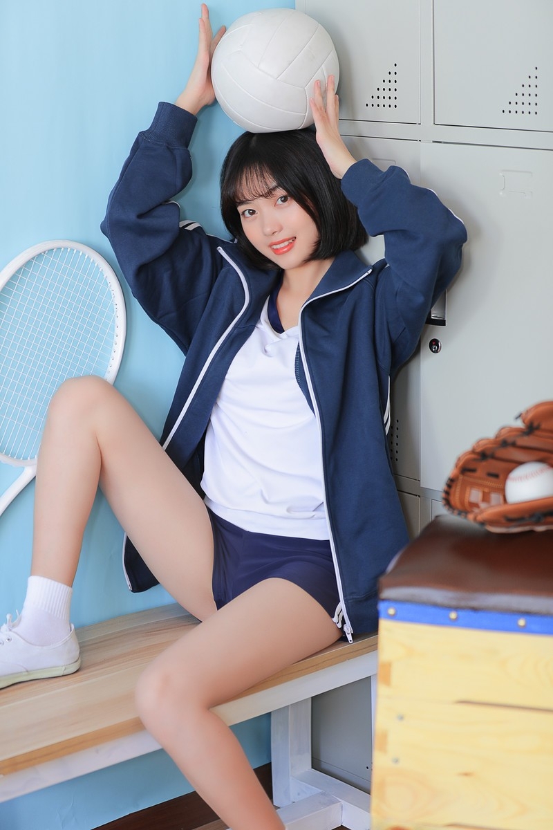 白嫩美女休闲运动装齐肩短发修长美腿室内个人写真