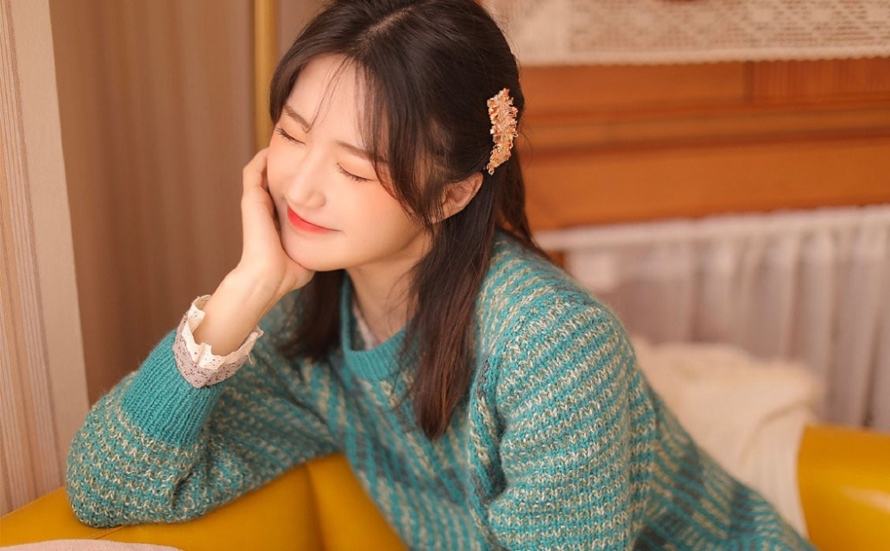 娃娃脸美女俏皮可爱居家治愈甜美笑容写真图片