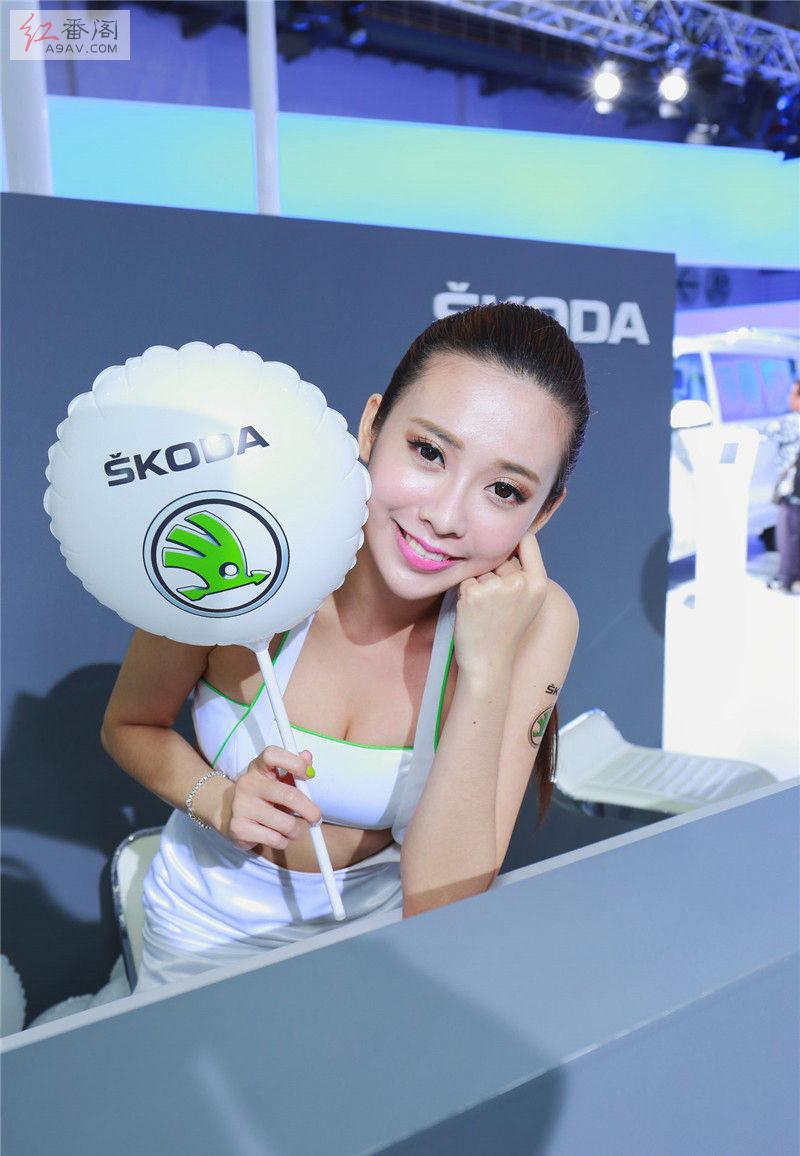 高挑精致装扮的美女车模