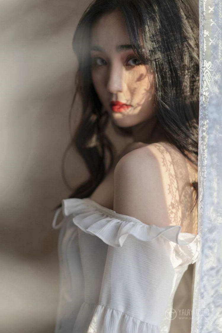 浪漫成熟名媛美女香肩锁骨居家性感妖娆写真图片