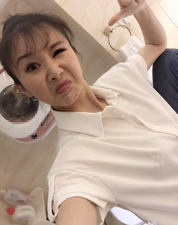 孙菲菲晒自拍美照 表情丰富元气满满