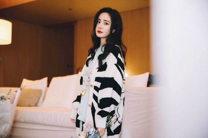 杨幂手拿花束温柔动人写真美照