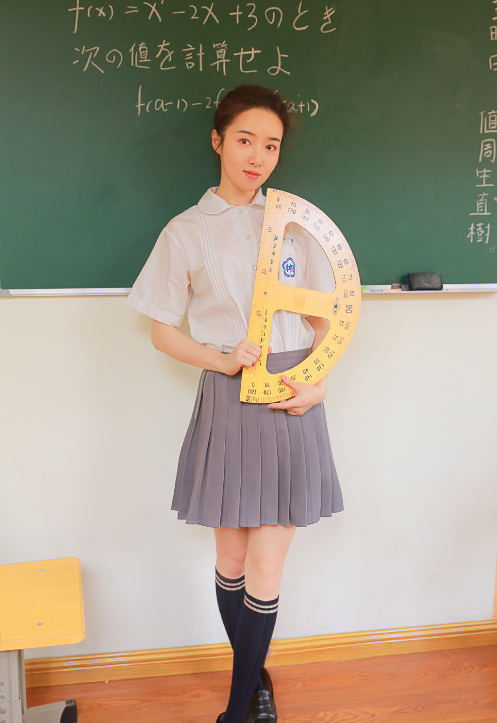 爆乳金色漂亮美女秘书风骚诱人性感长腿大胆姿势