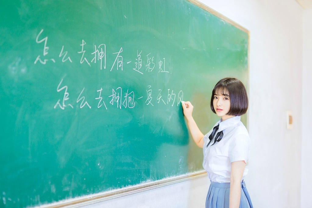 极品嫩模周于希学生装黑丝袜直男控福利摄影