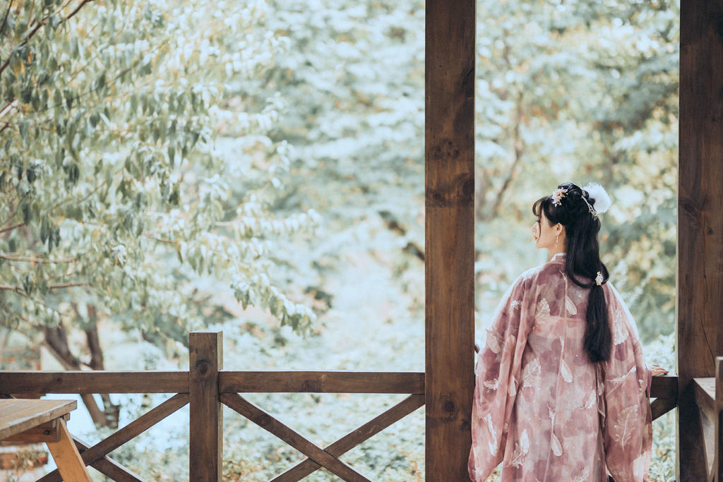 气质优雅大方的汉服女孩户外养眼古装摄影图片