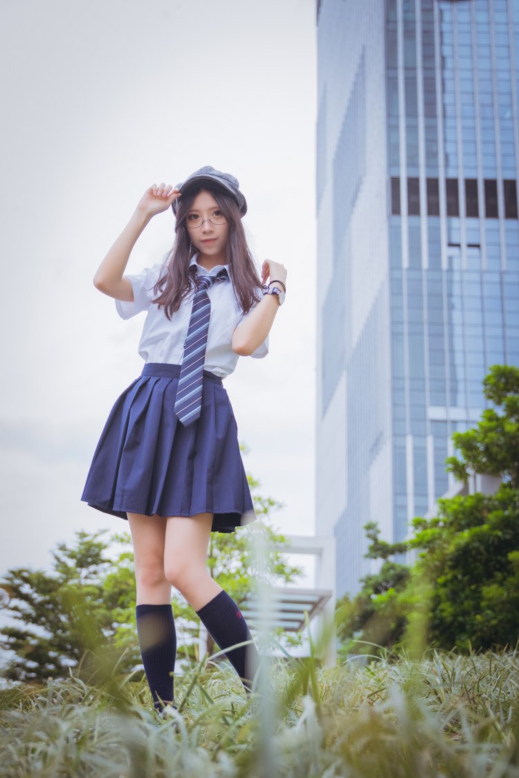 帅气文艺美女御姐衬衫短裙清纯养眼户外制服写真