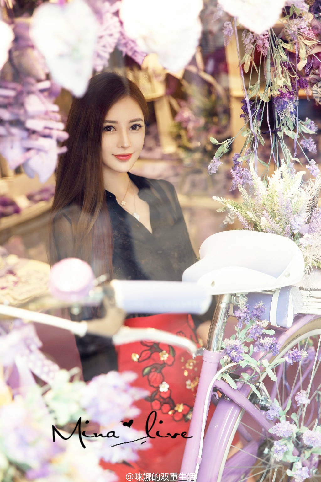 瓜子脸网红美女咪娜游玩写真