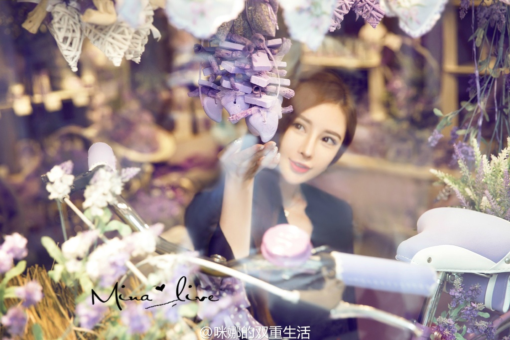瓜子脸网红美女咪娜游玩写真