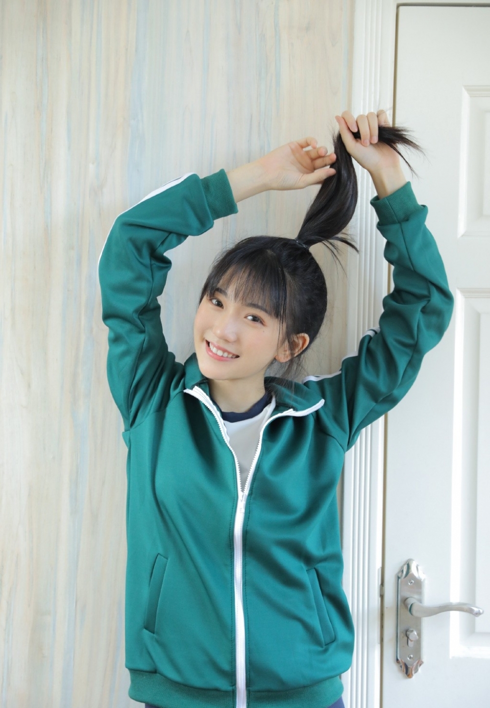 元气美少女运动装清新可人美女肌肤凝白若雪勾人私房照