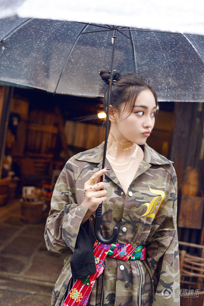 张馨予扎双丸子头穿迷彩服嘻哈街头图片