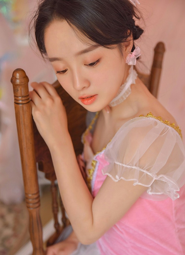 舞蹈美女白丝美腿清纯动人图片