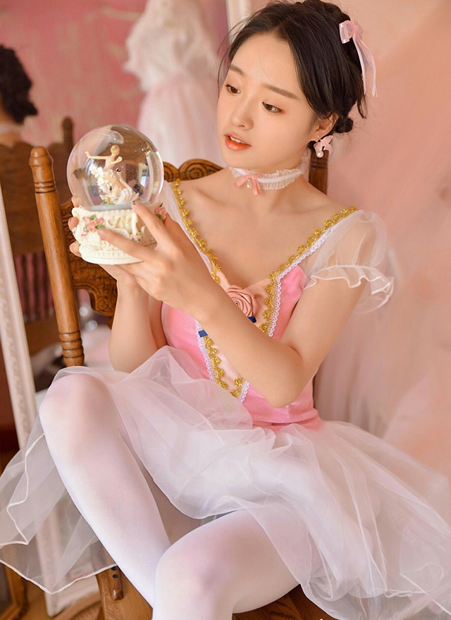 舞蹈美女白丝美腿清纯动人图片