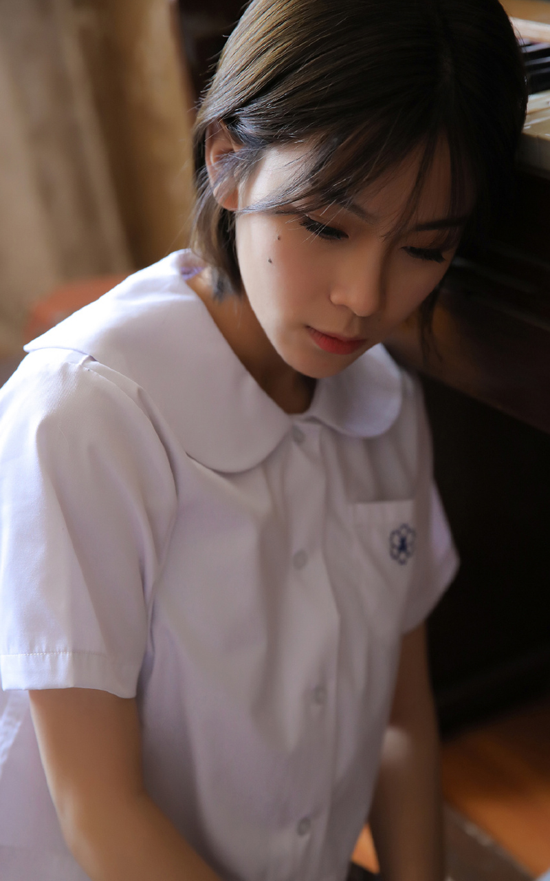 丰满性感的巨乳波霸美女紧身包臀裙黑丝性感写真摄影