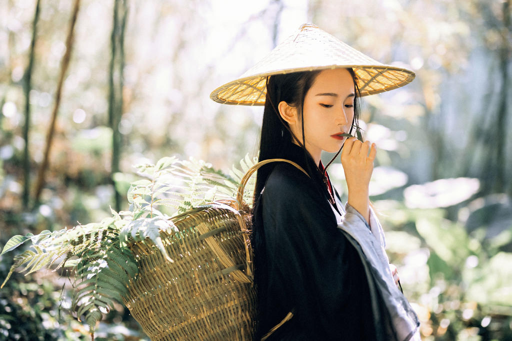 英姿飒爽的禁欲系女道士竹林里冷淡清幽古装摄影图集