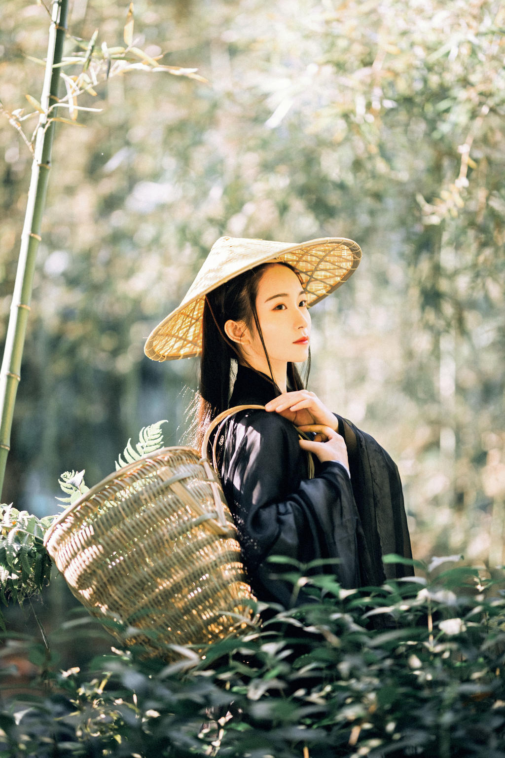 英姿飒爽的禁欲系女道士竹林里冷淡清幽古装摄影图集