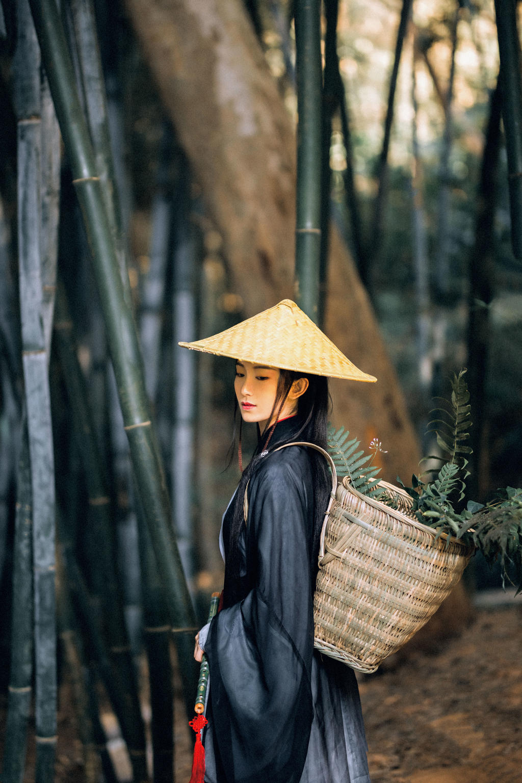 英姿飒爽的禁欲系女道士竹林里冷淡清幽古装摄影图集
