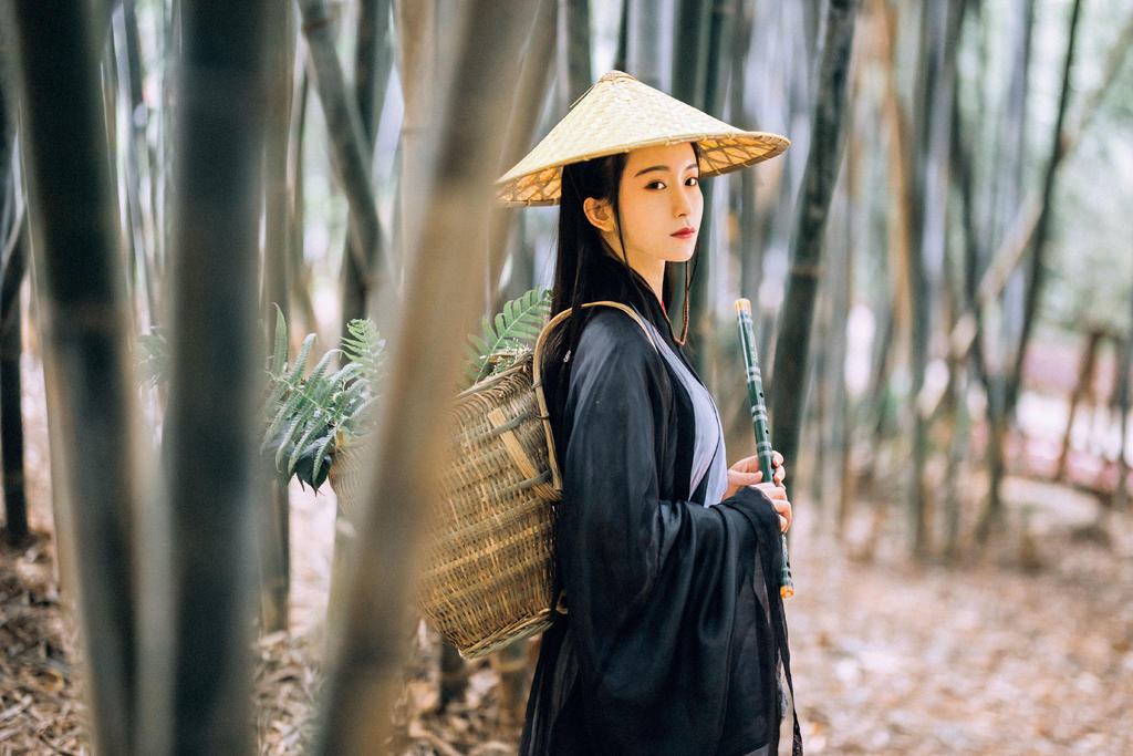英姿飒爽的禁欲系女道士竹林里冷淡清幽古装摄影图集