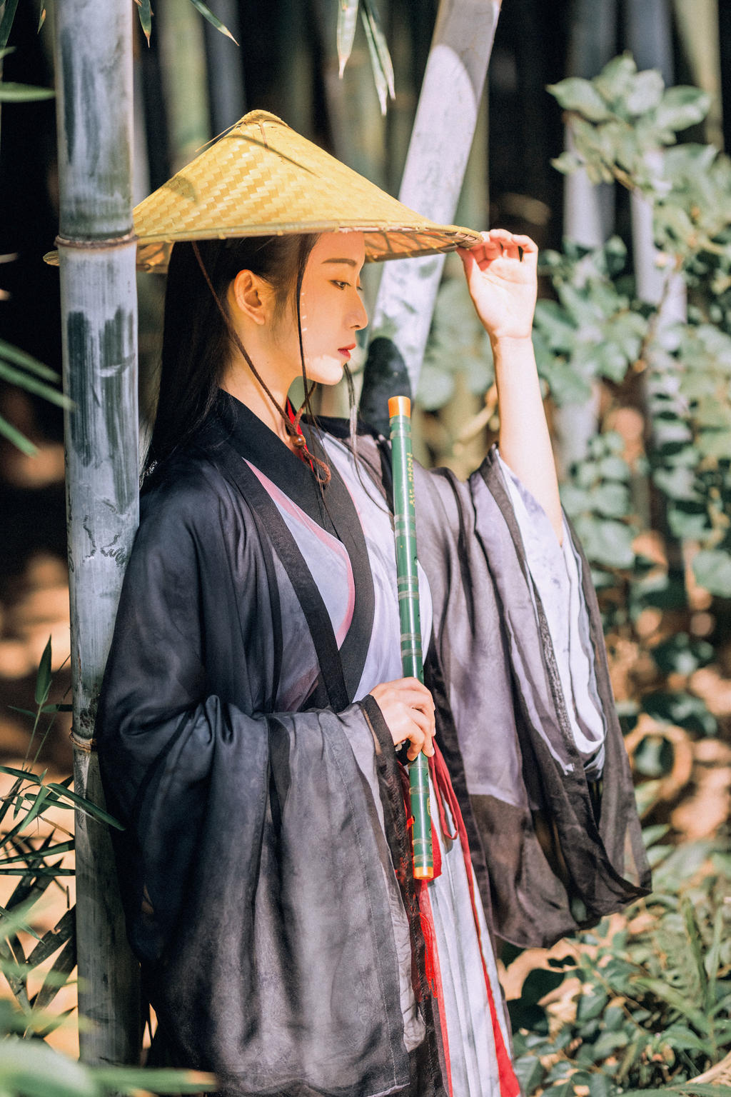 英姿飒爽的禁欲系女道士竹林里冷淡清幽古装摄影图集