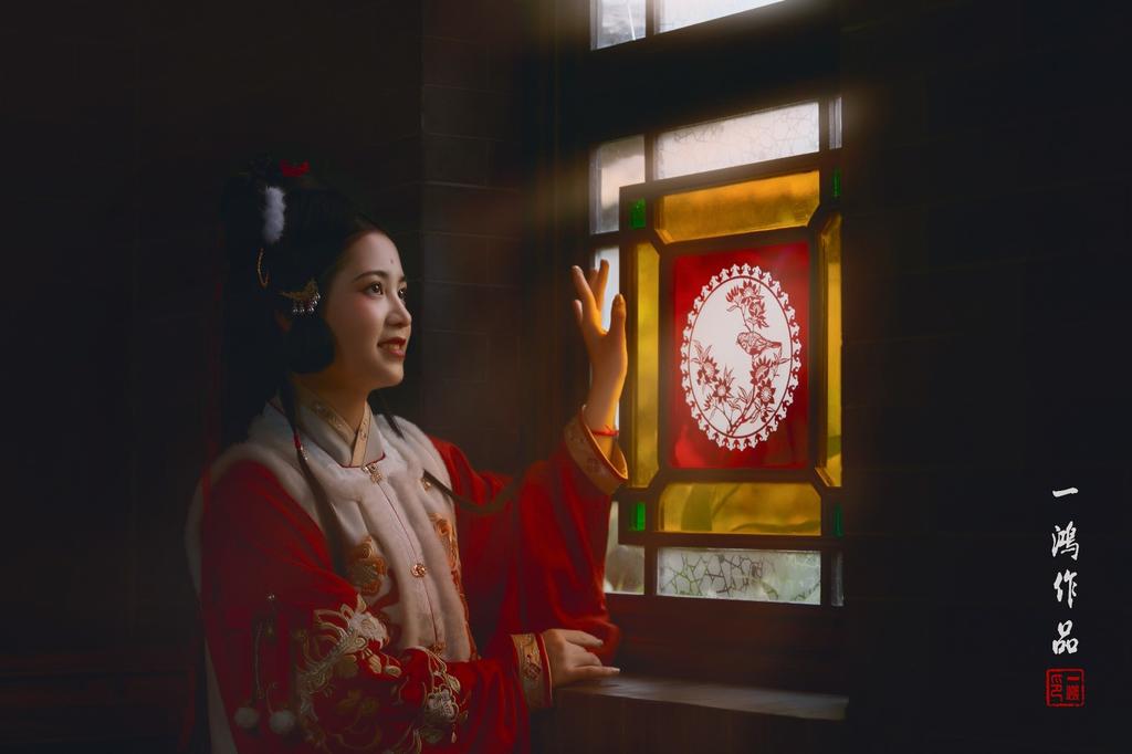 汉服少女浓眉大眼唇红齿白图片