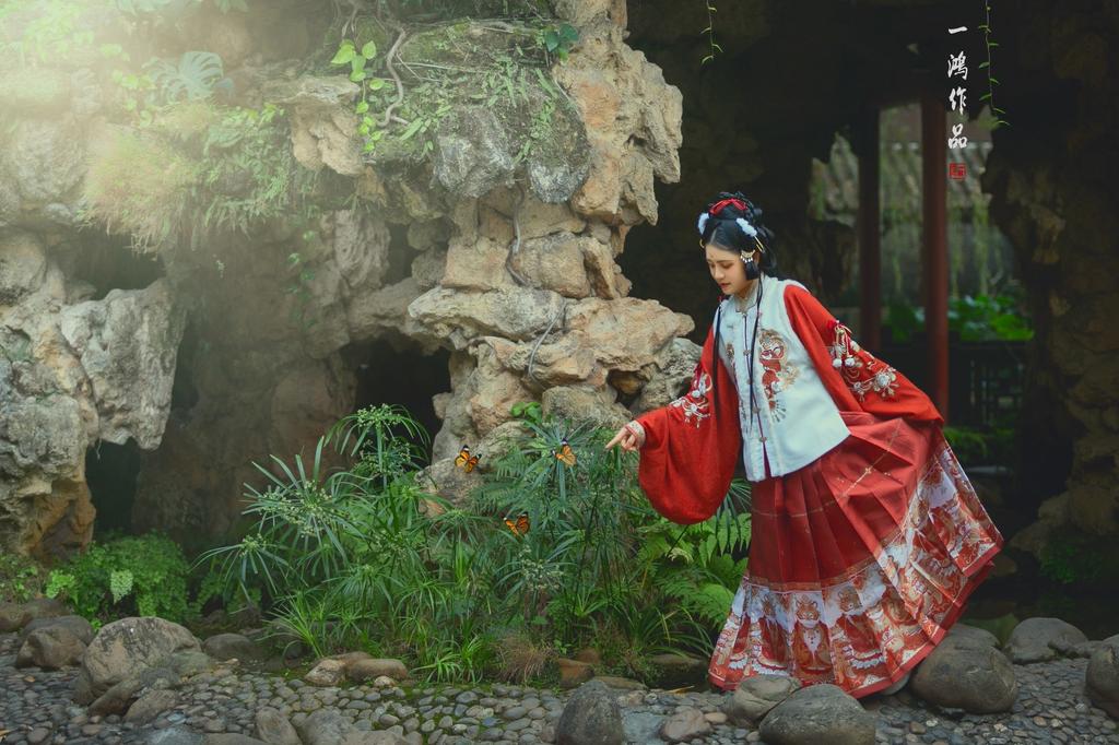 汉服少女浓眉大眼唇红齿白图片