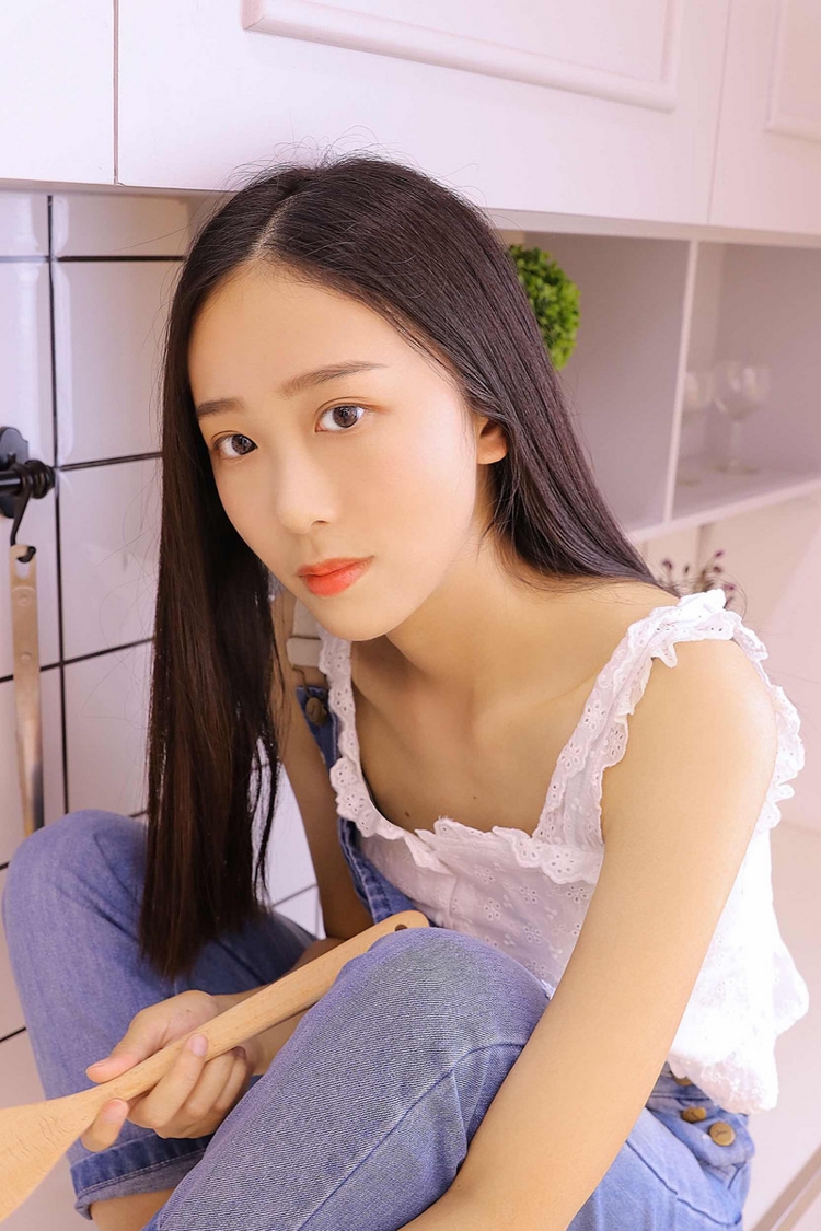 长发美女嫩模吊带牛仔裤清纯甜美娇嫩居家图片