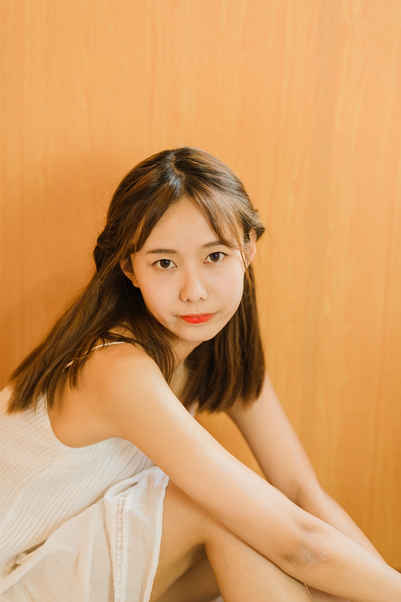邻家女孩吊带白裙清新可人写真