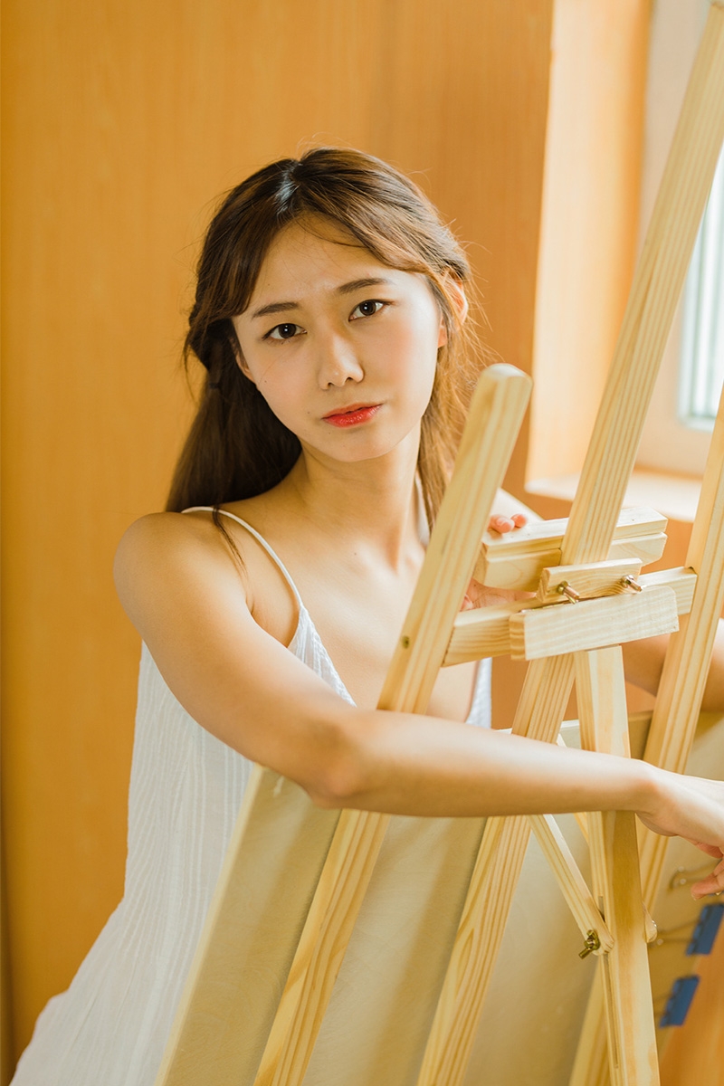 邻家女孩吊带白裙清新可人写真