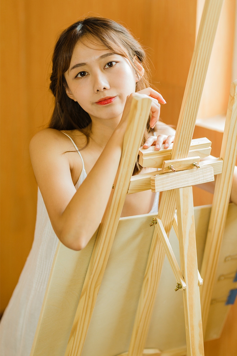 邻家女孩吊带白裙清新可人写真