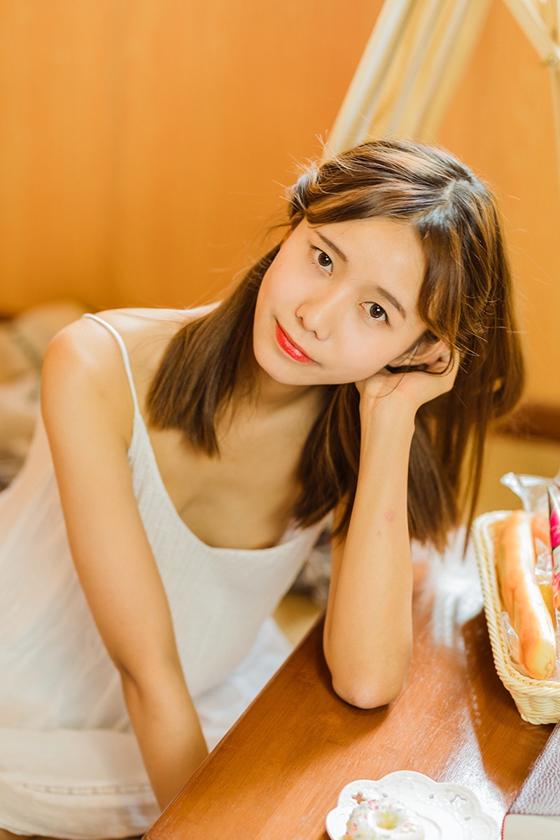 邻家女孩吊带白裙清新可人写真