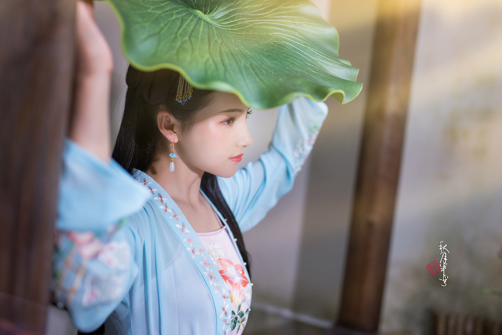 古装电视剧美女深衣袍服长发及腰婀娜多姿户外写真