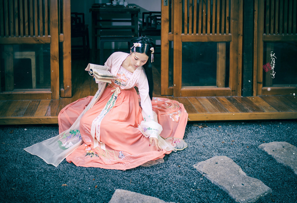 古装电视剧美女深衣袍服长发及腰婀娜多姿户外写真