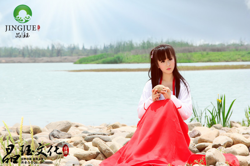 刘海古装红衣长裙瓜子脸小美女