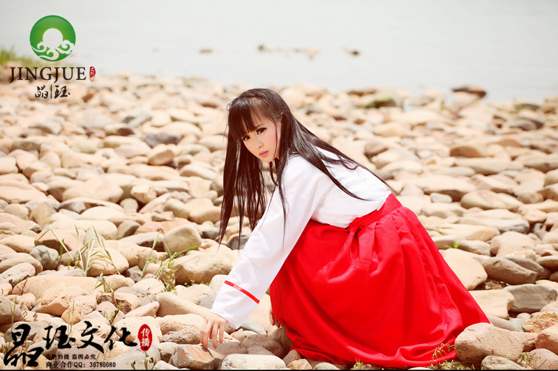 刘海古装红衣长裙瓜子脸小美女