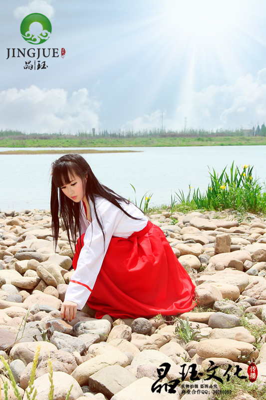 刘海古装红衣长裙瓜子脸小美女