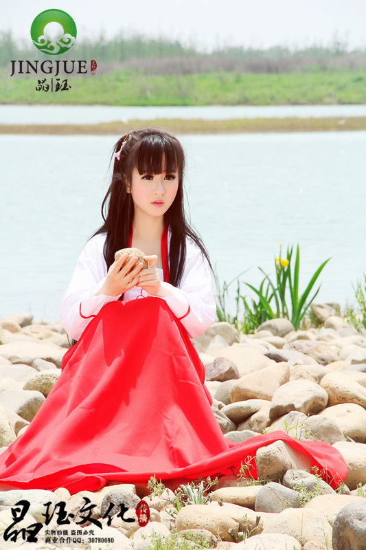 刘海古装红衣长裙瓜子脸小美女