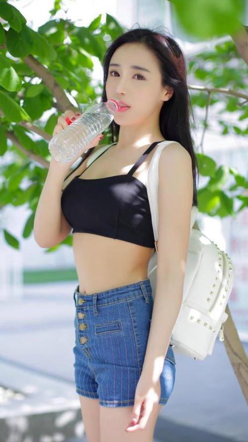 看后让人一见钟情的高挑性感美女图片