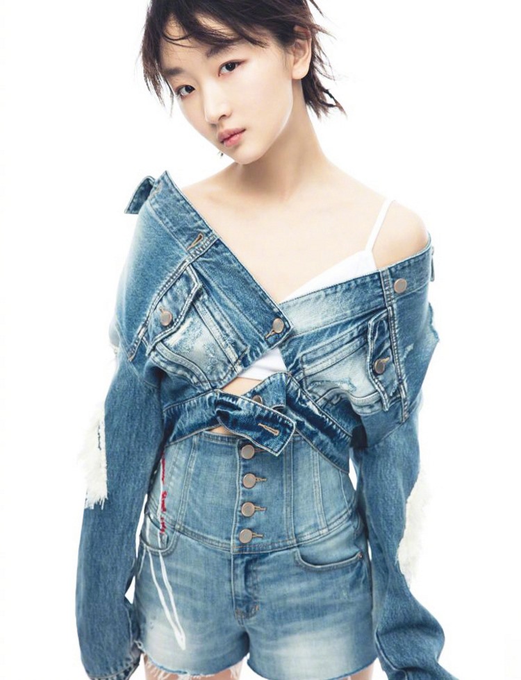 邻家气质女孩周冬雨灵动元气个人服饰明星写真图片